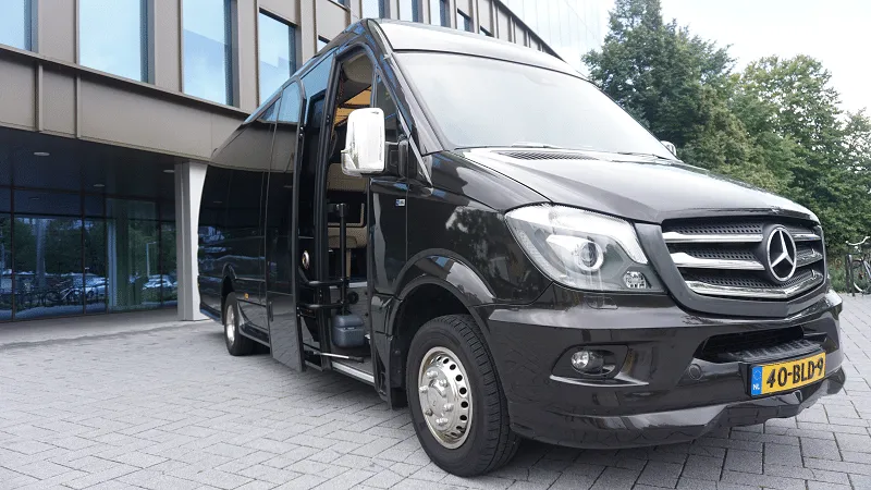 Foto van Sprinter VIP 16p met tafels