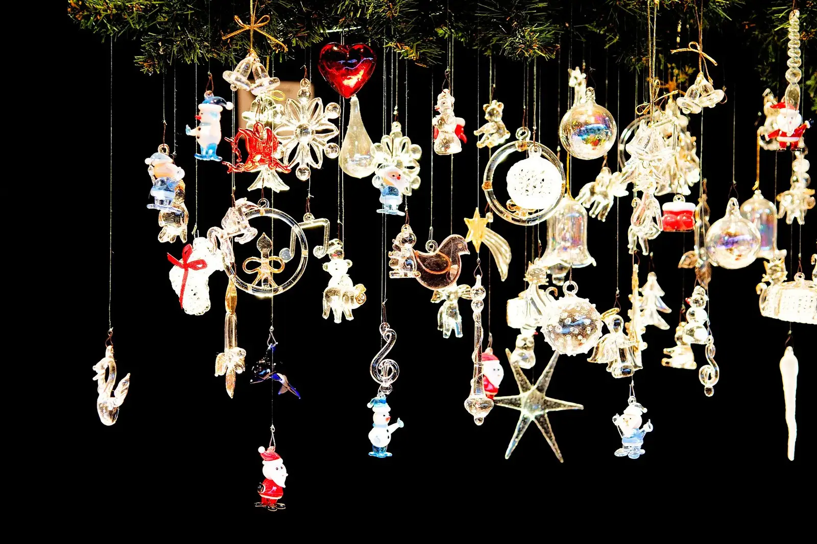 Glazen kerstversiering die aan een kraam op de kerstmarkt van Aken hangt