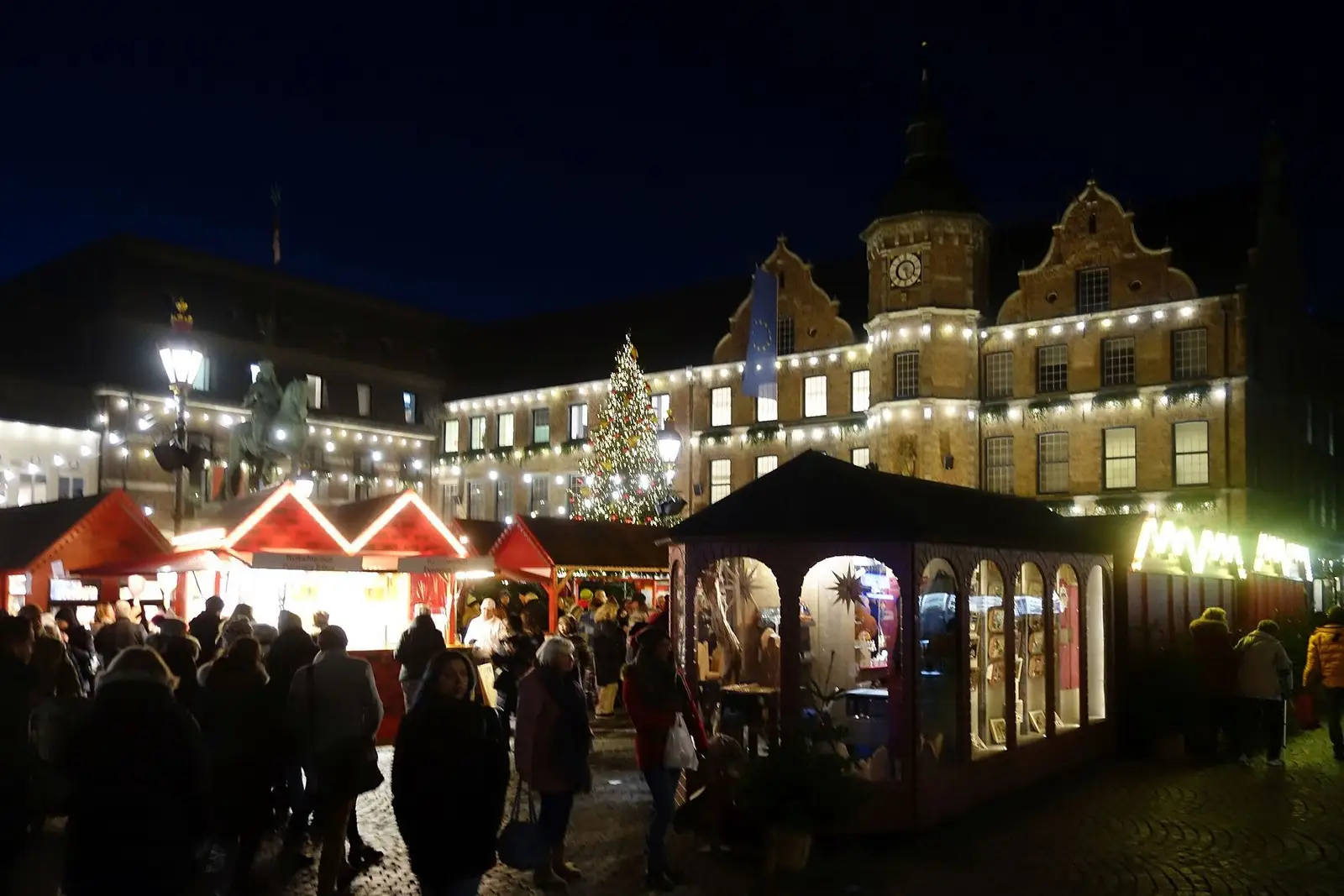 Kramen van de kerstmarkt voor het stadhuis van Düsseldorf