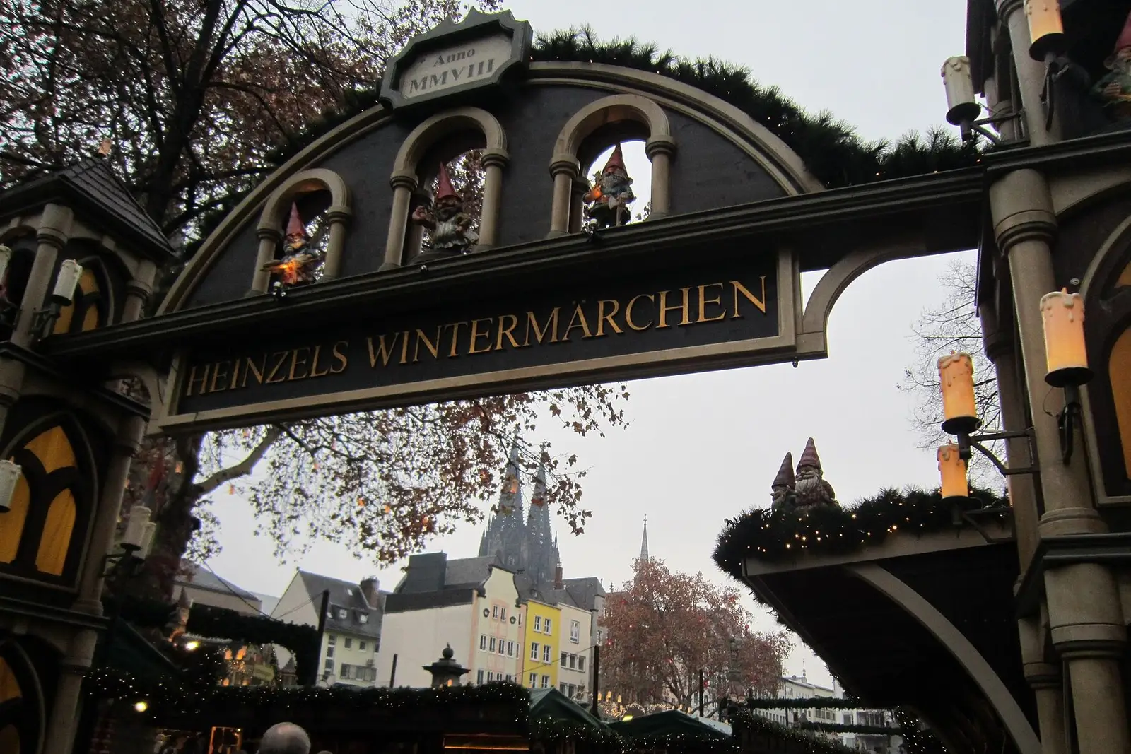 De toegangspoort van Heinzels Wintermärchen op de Heumarkt in Keulen