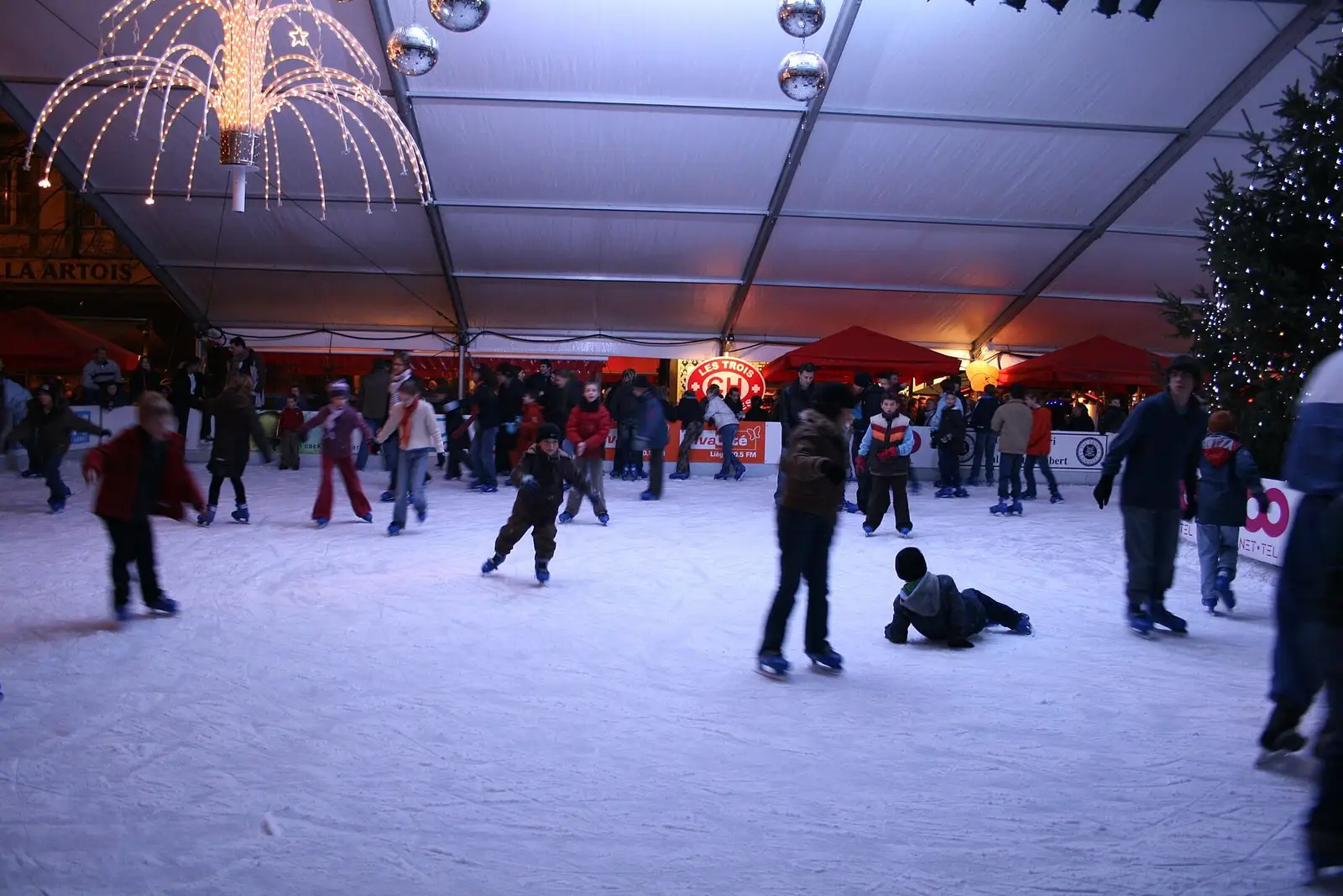 De overdekte schaatsbaan op de Place de la Cathédrale in Luik tijdens de kerstmarkt