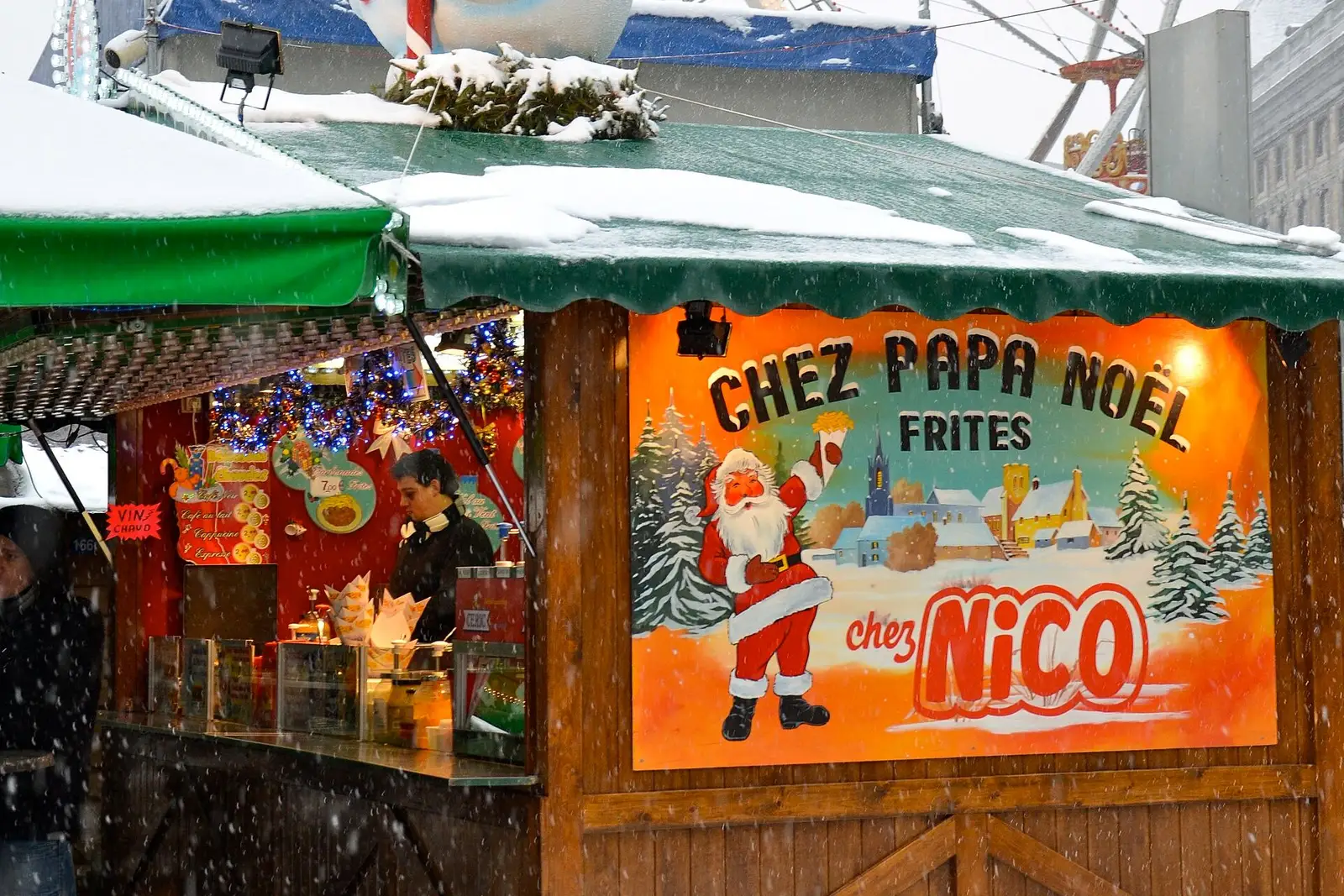 Een frietkraam met een kerstman op het bord op de kerstmarkt van Luik