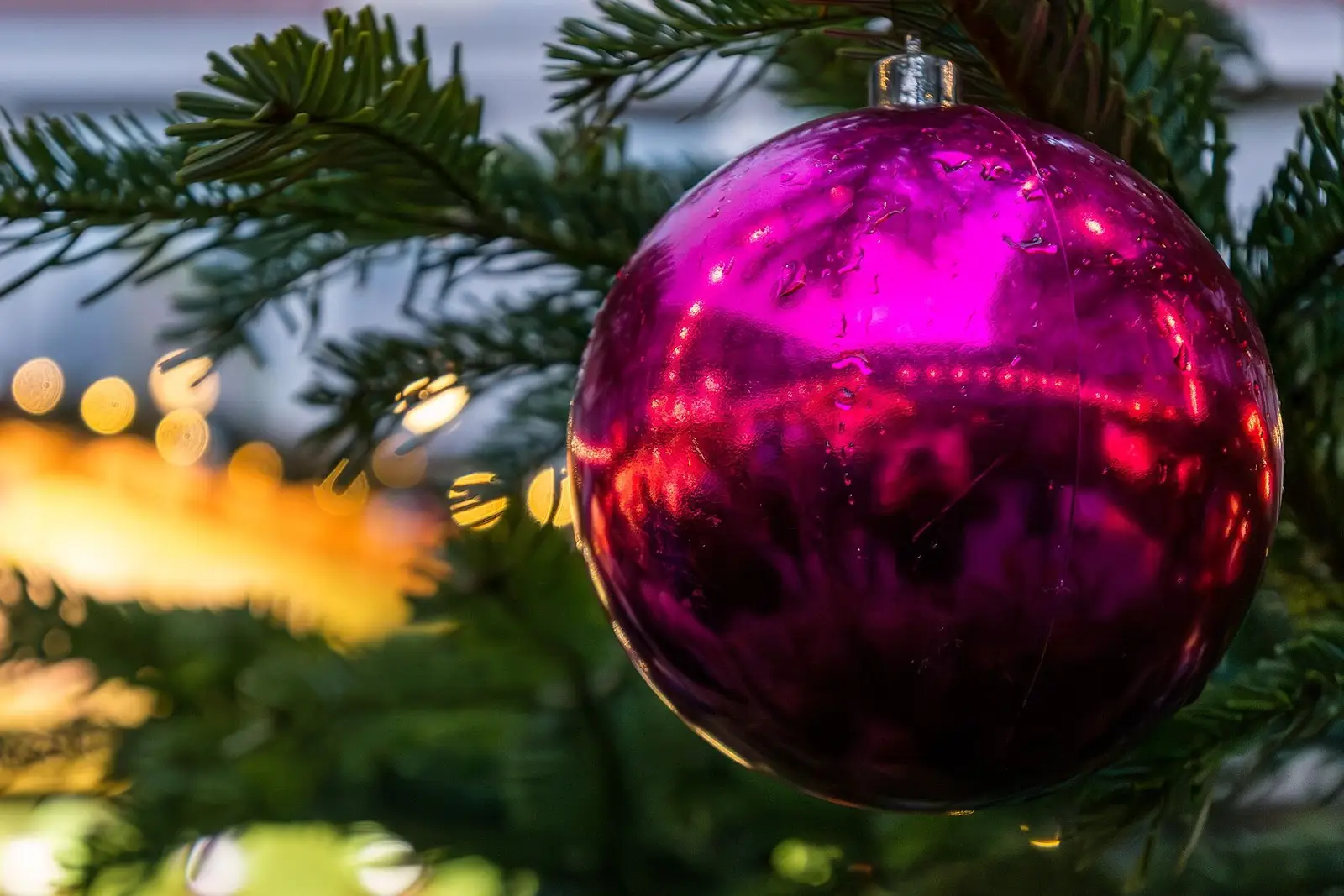 Een glanzende kerstbal in een kerstboom op de kerstmarkt bij het stadhuis van Münster