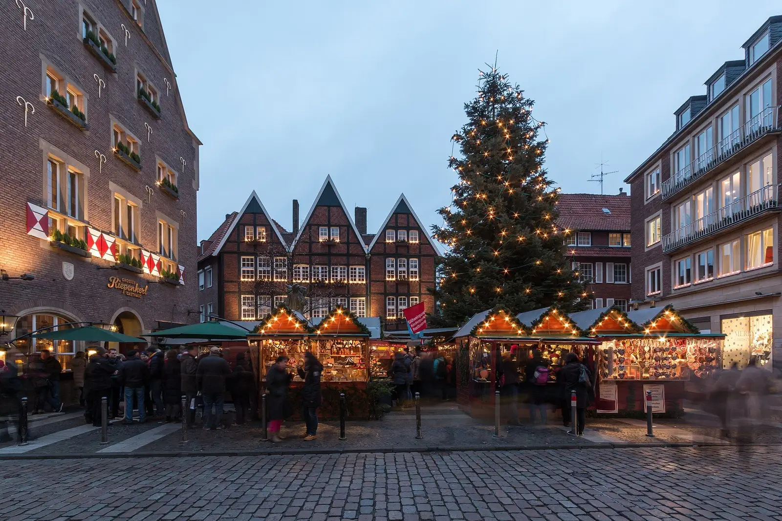 Kramen en een kerstboom op de kerstmarkt bij de Spiekerhof in Münster
