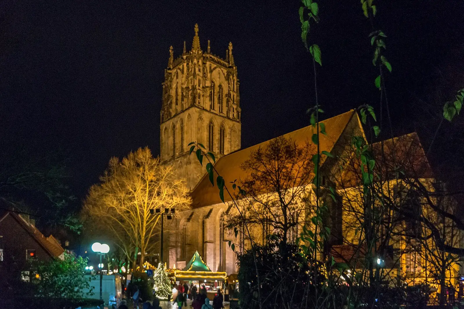 De kerstmarkt bij de Überwasserkirche in Münster