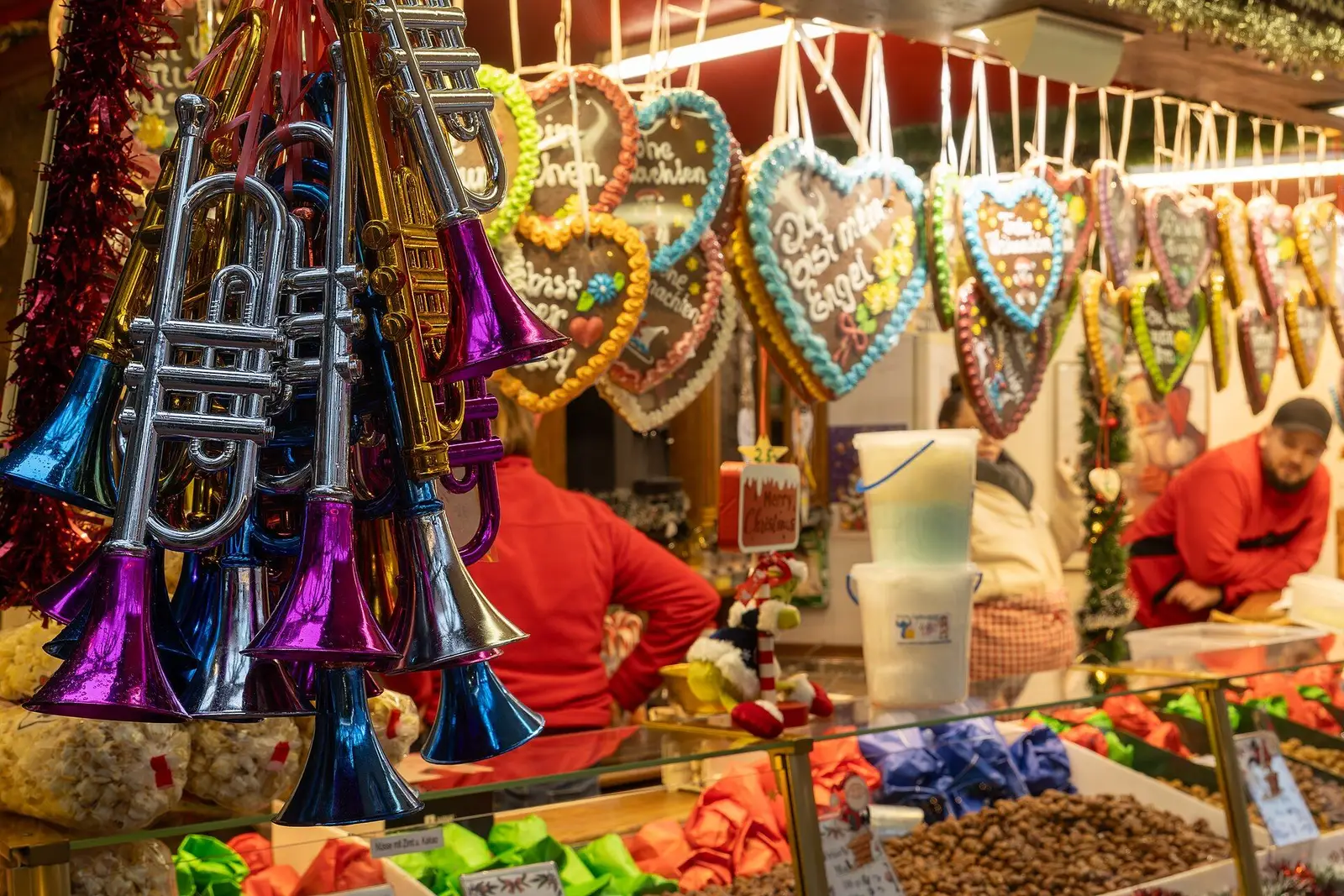 Een kraam met peperkoekharten en speelgoedtrompetten op de kerstmarkt van Münster