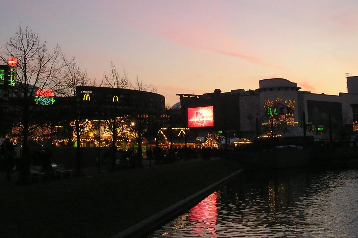 De verlichte kerstmarkt bij het CentrO in Oberhausen in de schemering, aan het water