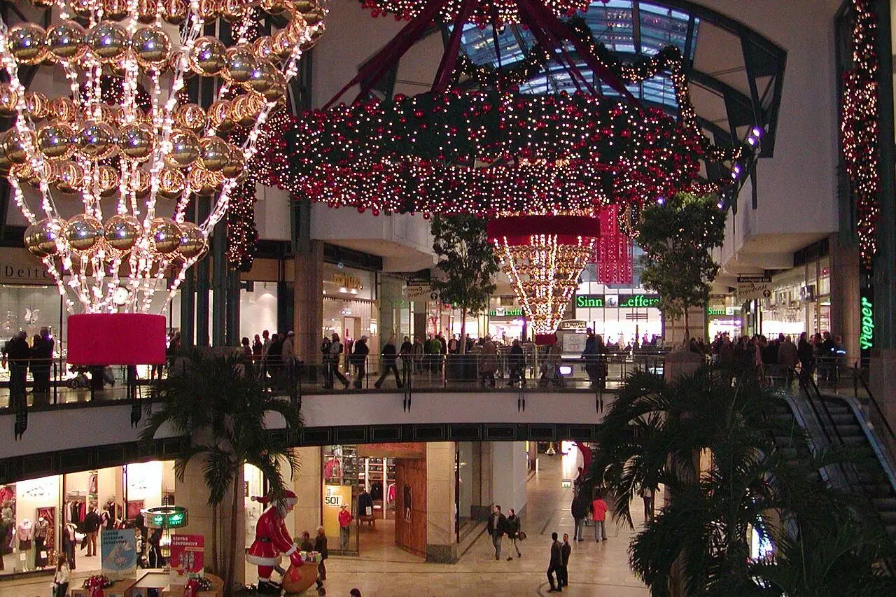 Kerstversiering binnen in winkelcentrum CentrO in Oberhausen