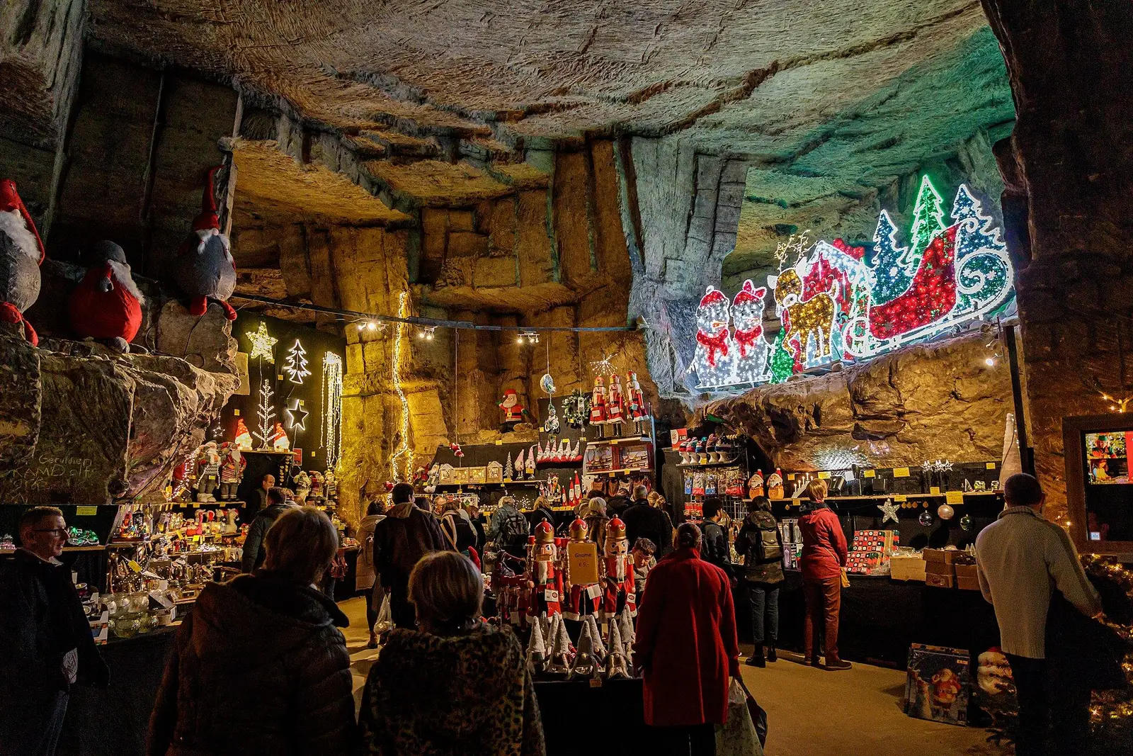 De kerstmarkt in de Gemeentegrot in Valkenburg, tussen de mergelwanden