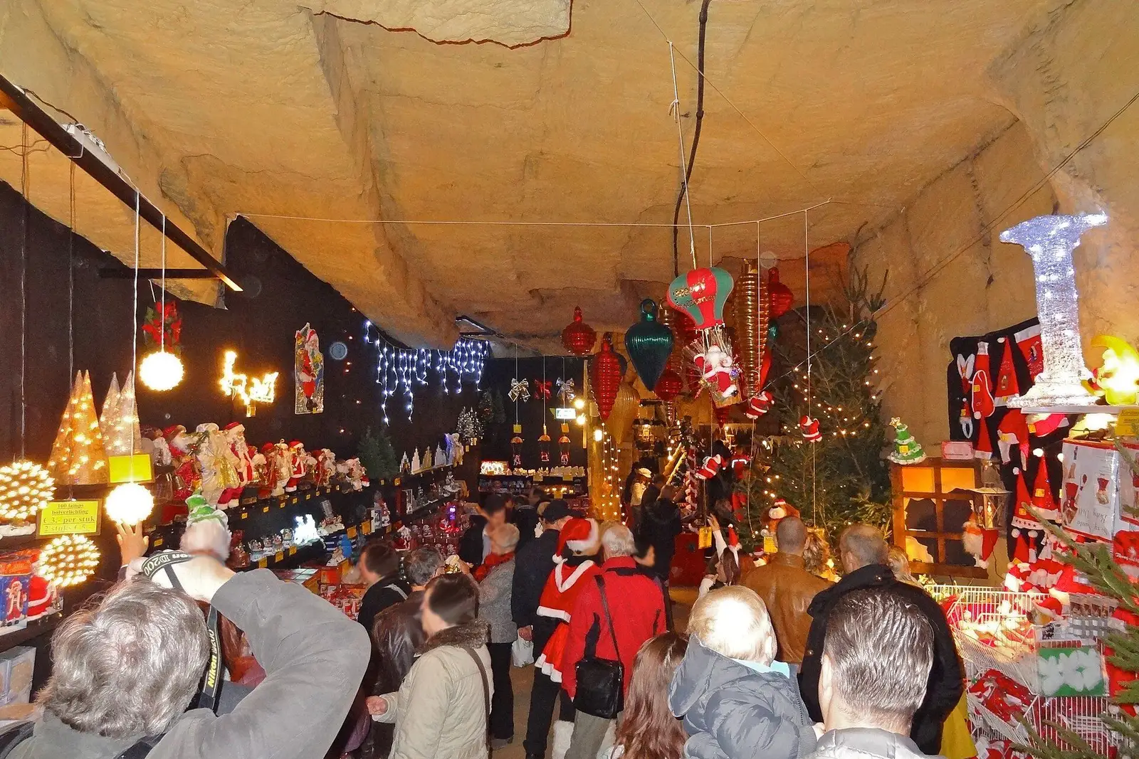 De kerstmarkt in de Fluweelengrot in Valkenburg