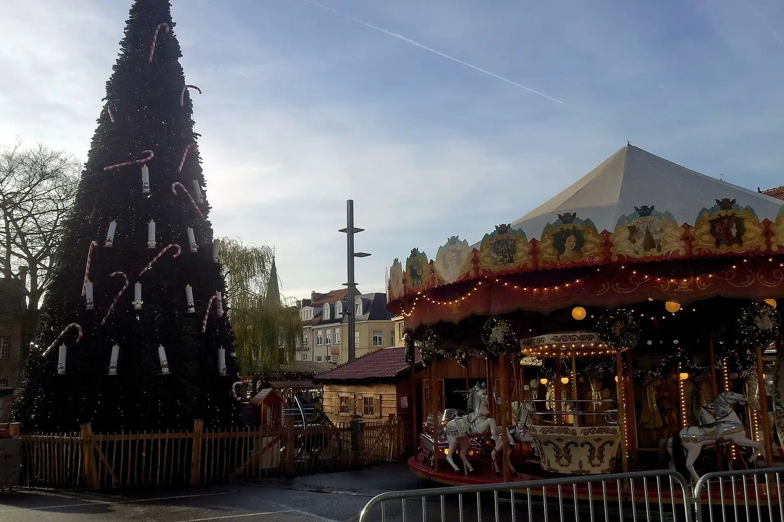Een kerstboom en een draaimolen op de kerstmarkt op het Theodoor Dorrenplein in Valkenburg