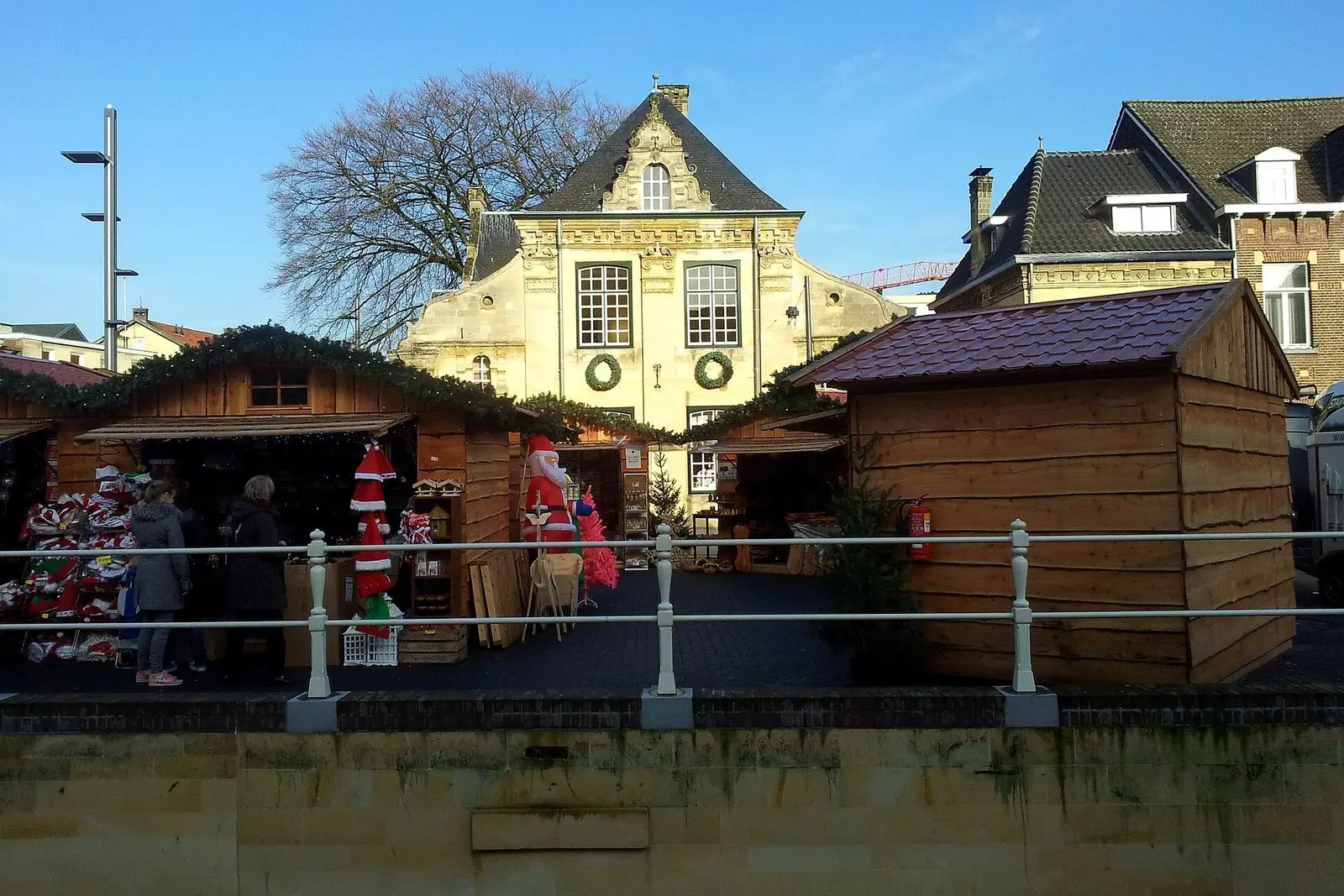 Kramen van de kerstmarkt in de Gosewijnstraat in Valkenburg