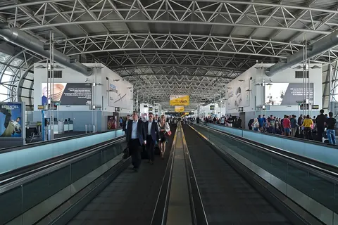 De loopbanden door de pier met de A-gates van Brussels Airport