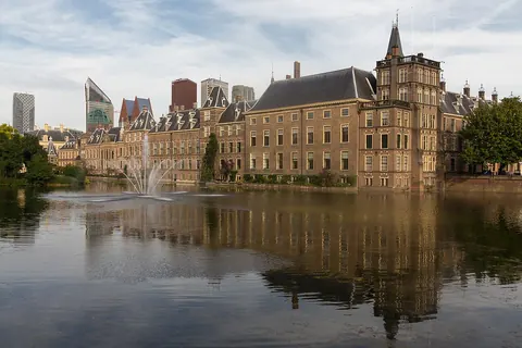 Het Binnenhof in Den Haag, weerspiegeld in de Hofvijver