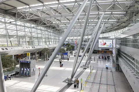 De lichte vertrekhal met een stalen dak in de terminal van Düsseldorf Airport