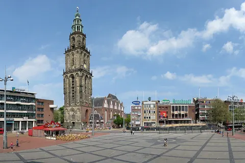 De Martinitoren boven de Grote Markt in Groningen