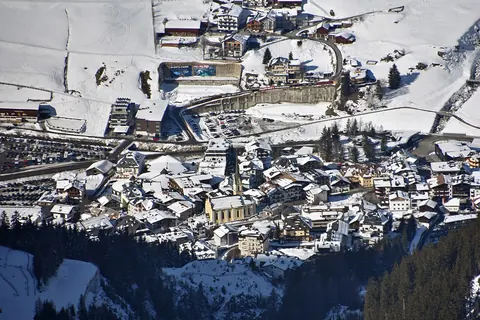 Het besneeuwde dorp Ischgl in het Paznauntal, van bovenaf gezien