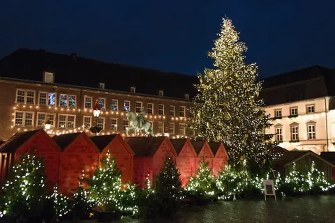 De kerstmarkt op de Marktplatz in Düsseldorf bij avond