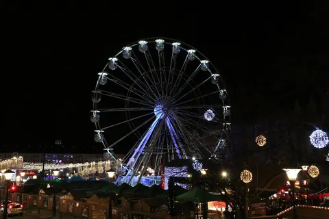 Het verlichte reuzenrad boven het Village de Noël in Luik bij avond