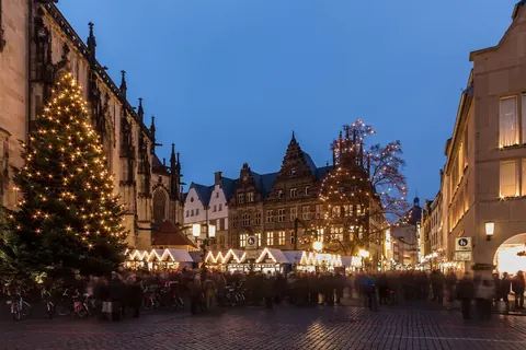 De kerstmarkt op het Lambertikirchplatz in Münster bij avond, met een grote kerstboom