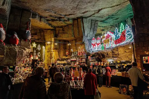 De kerstmarkt in de Gemeentegrot in Valkenburg, tussen de mergelwanden