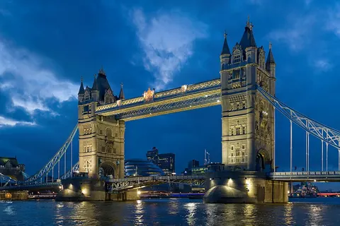 De verlichte Tower Bridge over de Theems in Londen in de schemering