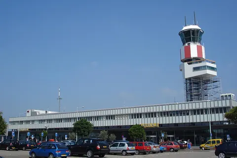 Het terminalgebouw van Rotterdam The Hague Airport met de rood-witte verkeerstoren