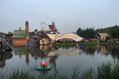 Een podium van Tomorrowland aan het water op het festivalterrein in Boom