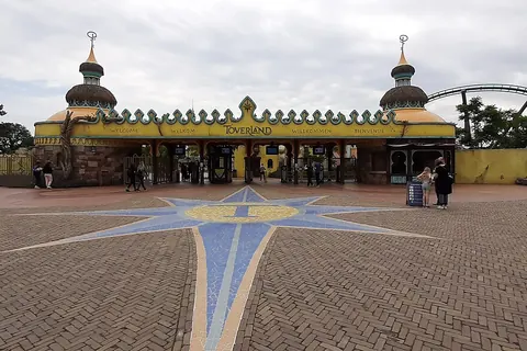 De hoofdingang van Attractiepark Toverland met een windroos in de bestrating