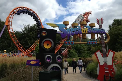 De oranje loopings van de achtbaan Speed of Sound in Walibi Holland
