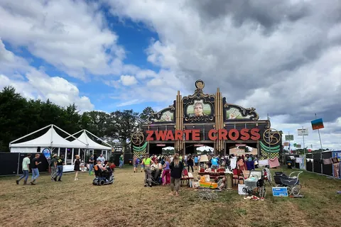 De hoofdingang van de Zwarte Cross bij Lichtenvoorde, met de grote naam boven het festivalterrein